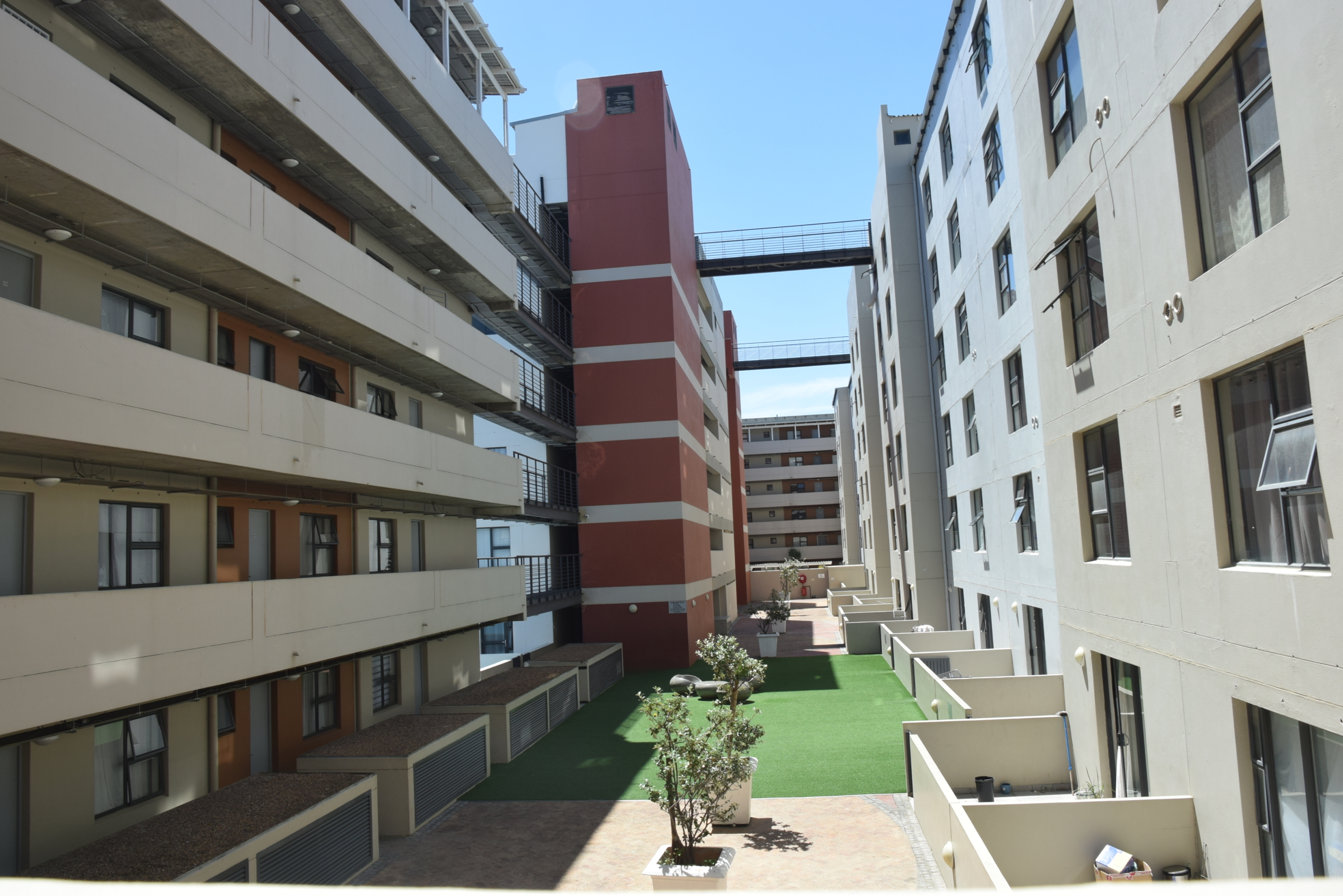 ONE BEDROOM APARTMENT WITH TERRACE TO RENT IN ZONNEBLOEM, CAPE TOWN