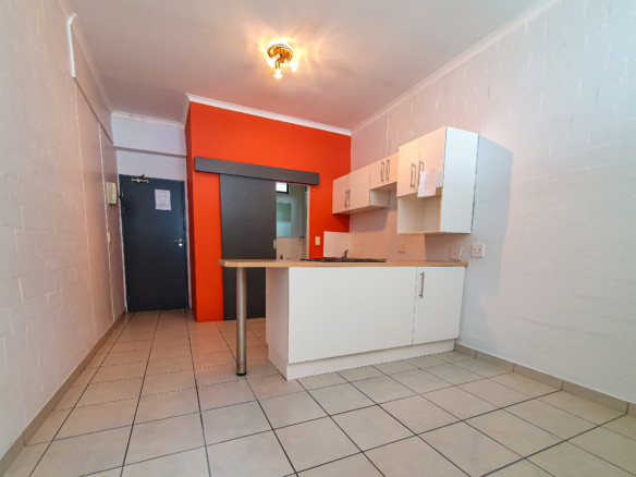 BACHELOR APARTMENT FOR SALE IN WYNBERG